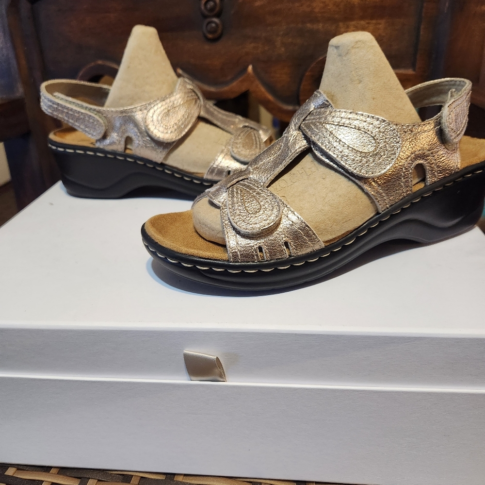 CLARKS Collection Sandals - Picture 2 of 5
